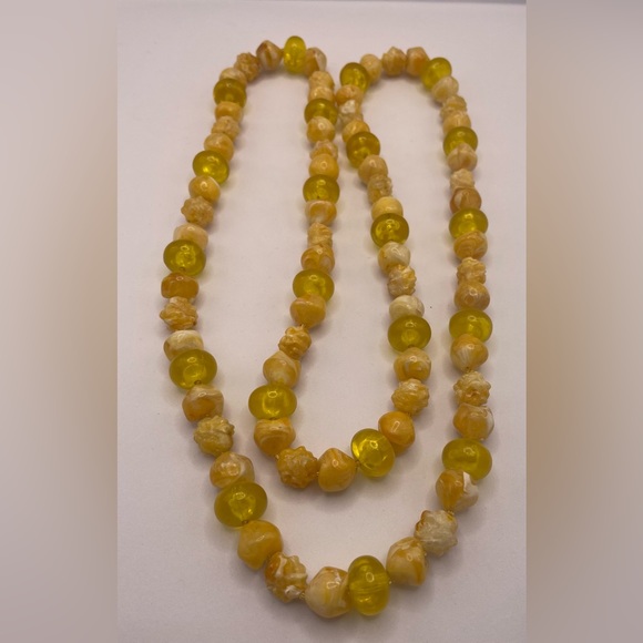 Vintage Long Strand of Molded Lucite Beads from the 1960s - Picture 5 of 6